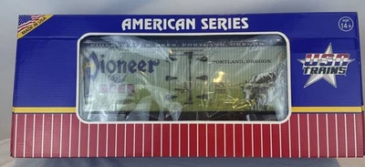 USA Trains G Scale US Reefer Car R16432 Pioneer Club Beer – Two Tone Blue/Green  - Image 1 of 4