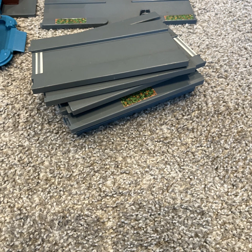 HUGE Hot Wheels Mega City 2007 With Accessories 16 City Blocks and Boat!  - Image 2 of 4