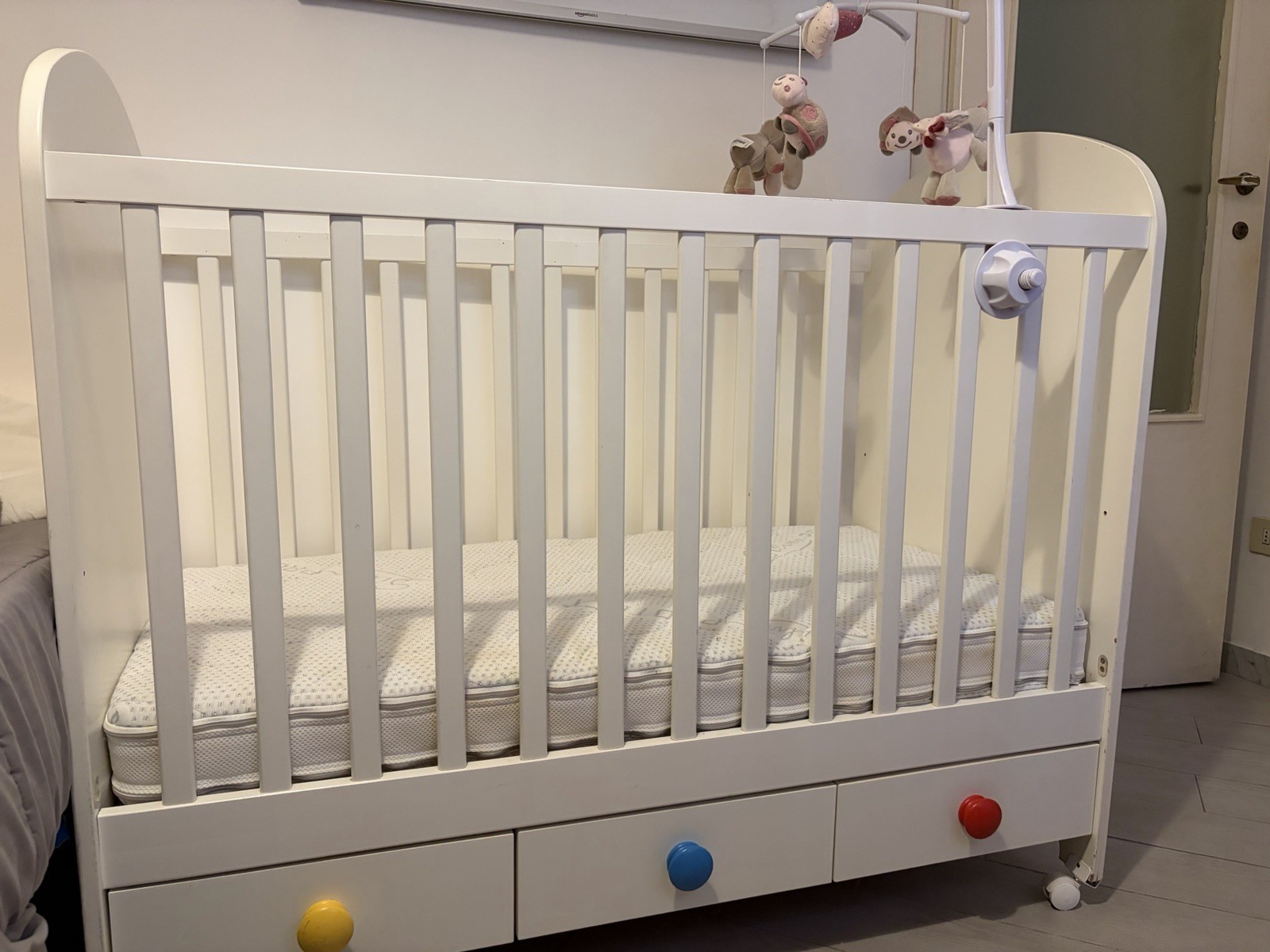 Culla lettino neonato in legno bianco con ruote, cassetti, materasso foto 3