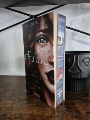 Adrienne Young Fable der Gesang des Wassers - Farbschnitt Bücherbüchse