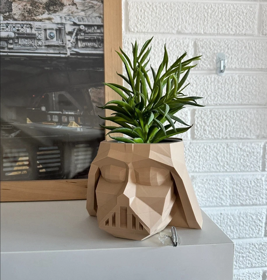 Darth Vader Low-Poly Pflanzentopf in Schwarz (einzigartig) - Bild 2 von 3