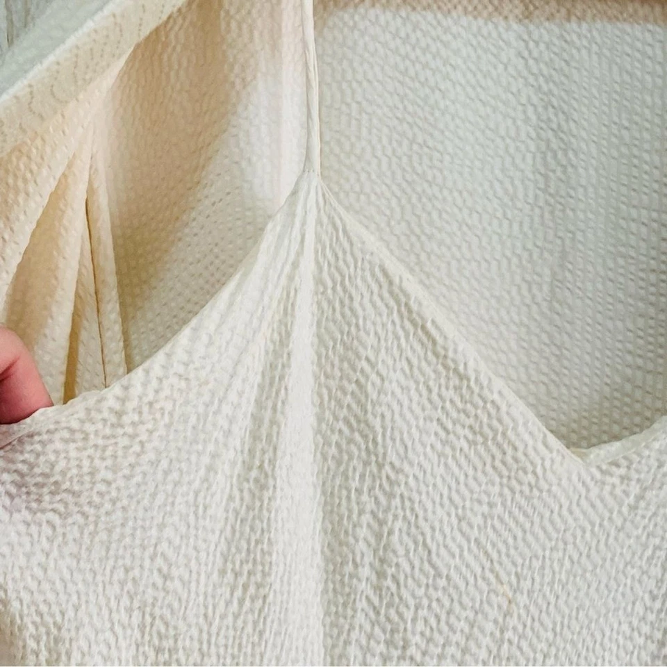 Delicado vestido de noche lencería vintage de seda con textura crema para mujer Foto 4 de 4