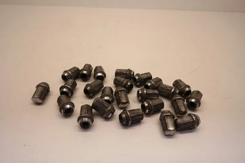 Juego de 24 tuercas de rueda Chevrolet Tahoe 2008-2017 Foto 2 de 4