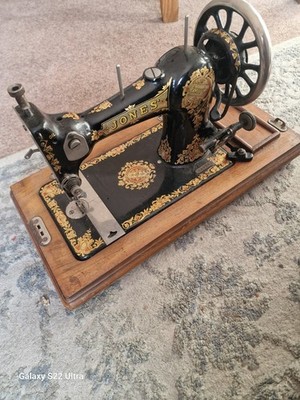 Jones Family C.S Handkurbel Vintage Nähmaschine mit Bedienungsanleitung.