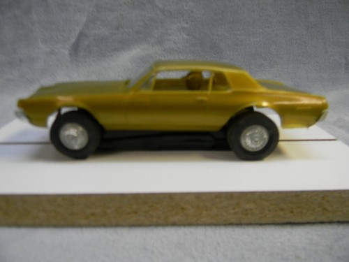 1/32 SCALE VINTAGE ORIGINAL 1968 REVELL MERCURY COUGAR GOLD SLOT CAR #2 - Imagen 3 de 8