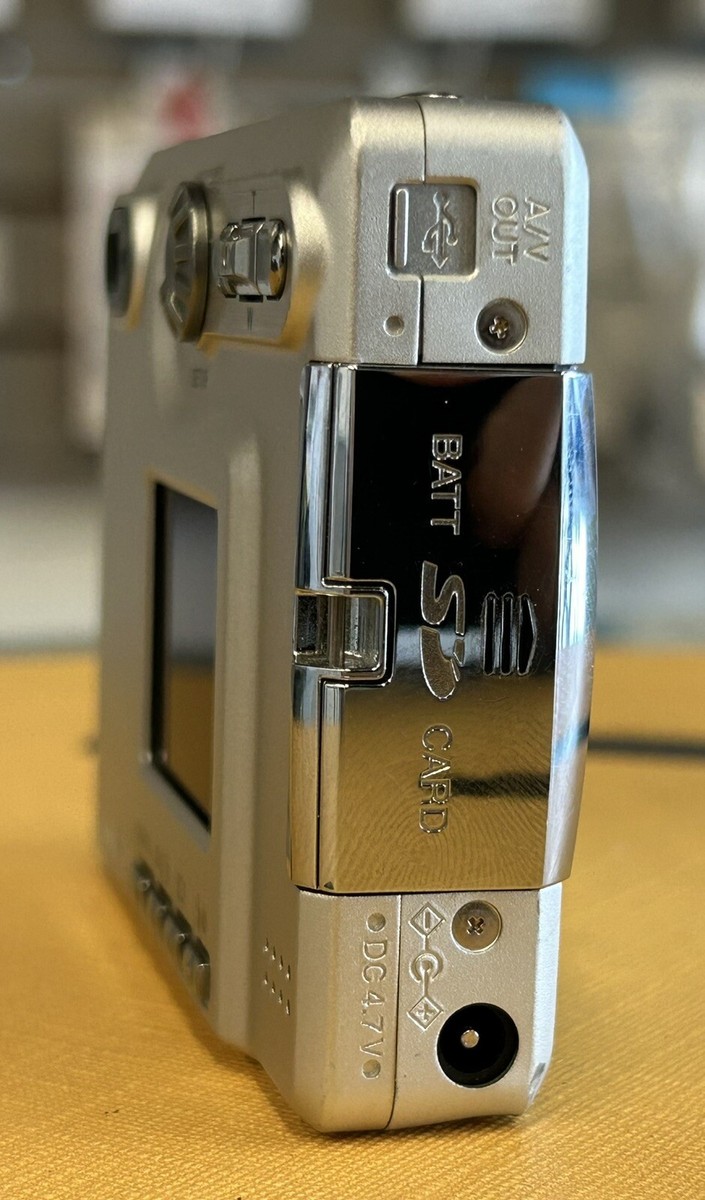 Konica Minolta DiMAGE XT 3.2MP Digital Camera W/ New Battery