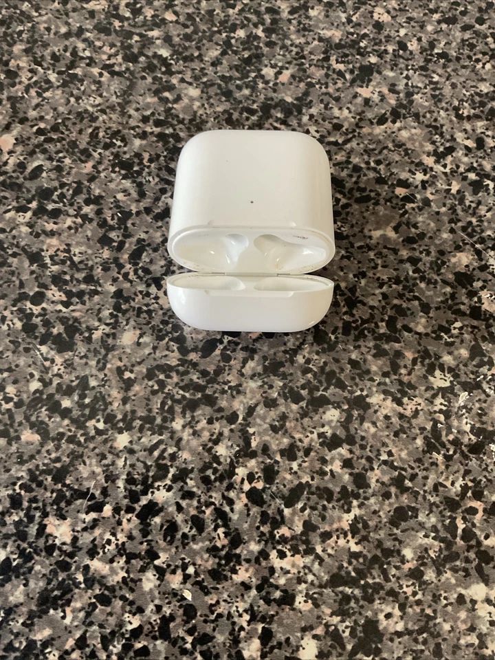 airpod Charging case 1st gen - Image 4 of 4