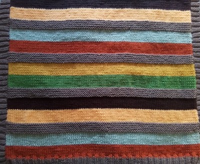 Babydecke. Handgestrickt aus Grobstrickwolle. 96cm x 96cm. Farbe Herbsttöne.