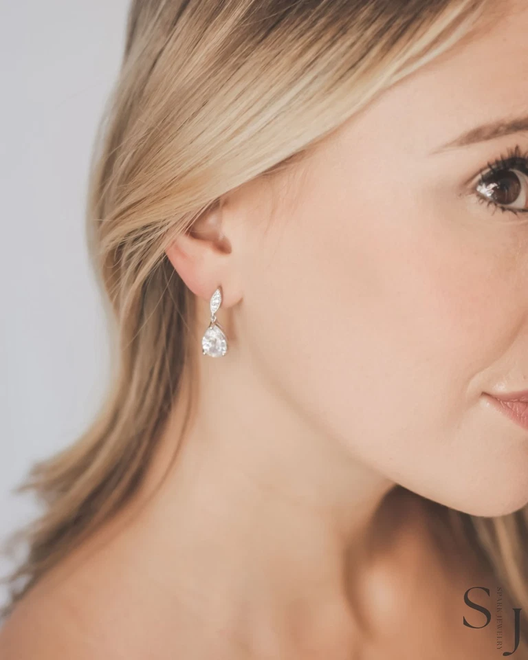 Pendiente de boda de moissanita con corte de pera/colgante de oro blanco sólido de 14 k de 2,50 TCW Foto 3 de 4