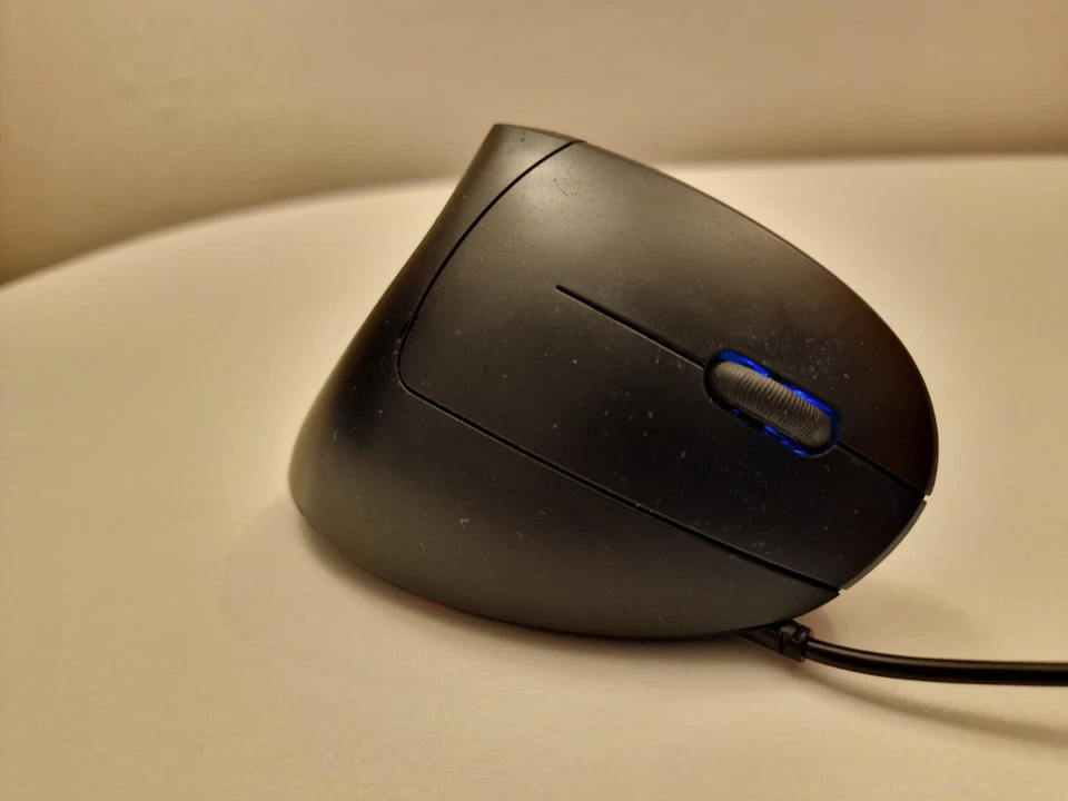 CSL A26068 Vertical Ergonomic Optical USB Mouse - Image 2 of 4