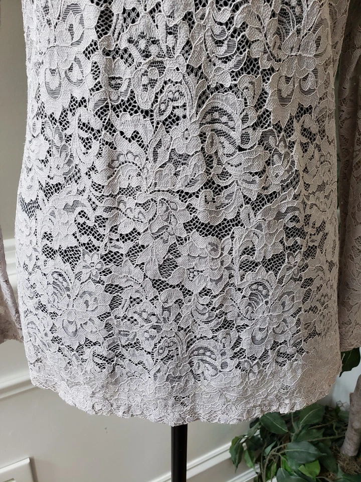 Blusa Top Feminina Logo Camadas Bege Floral Nylon Casual Decote V Manga Longa M - Imagem 3 de 4