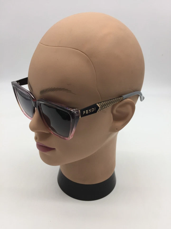 Женские дизайнерские солнцезащитные очки Fendi в прозрачной фиолетовой/розовой оправе 55-18-143 с серыми линзами - Изображение 3 из 4