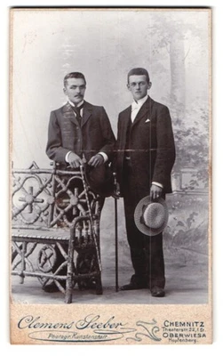 Photographie Clemens Seeber, Chemnitz, Theaterstr. 22, deux hommes élégants... - Photo 1/2