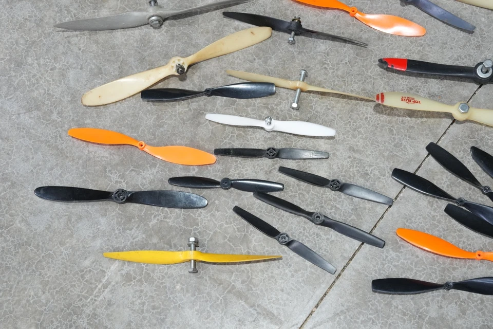 Vintage RC Airplane Propellers Top Flite tornado etc Model plane Parts lot - Image 2 of 4