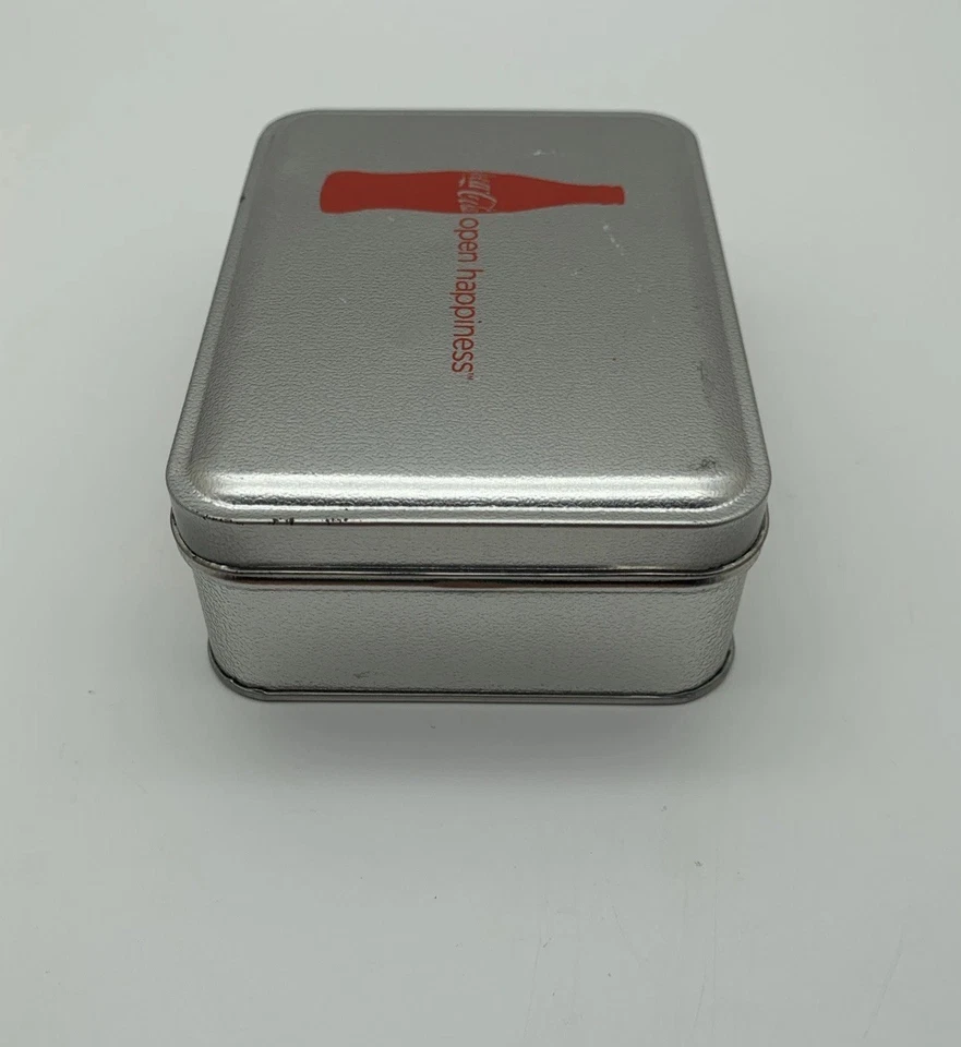 Caixa de lata colecionável de Coca-Cola prata retangular bugiganga lata 5 x 3,6 x 1,6 - Imagem 3 de 4