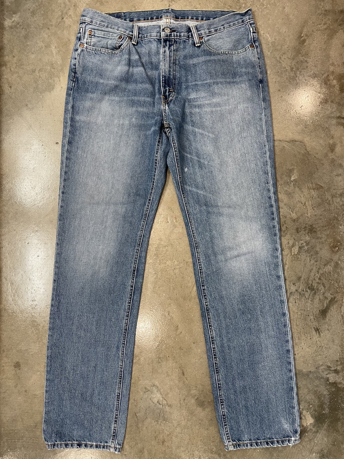 Levi’s 541 Athletic Taper Jeans Men 36x35 Medium Wash Blue Denim Cotton thumbnail 2