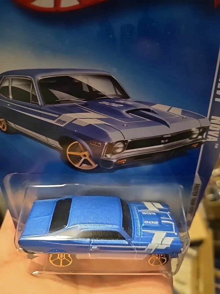 Hot Wheels Chevy Nova en azul en tarjeta más rápido que nunca 10/10 dorado ruedas de 5 radios Foto 3 de 4