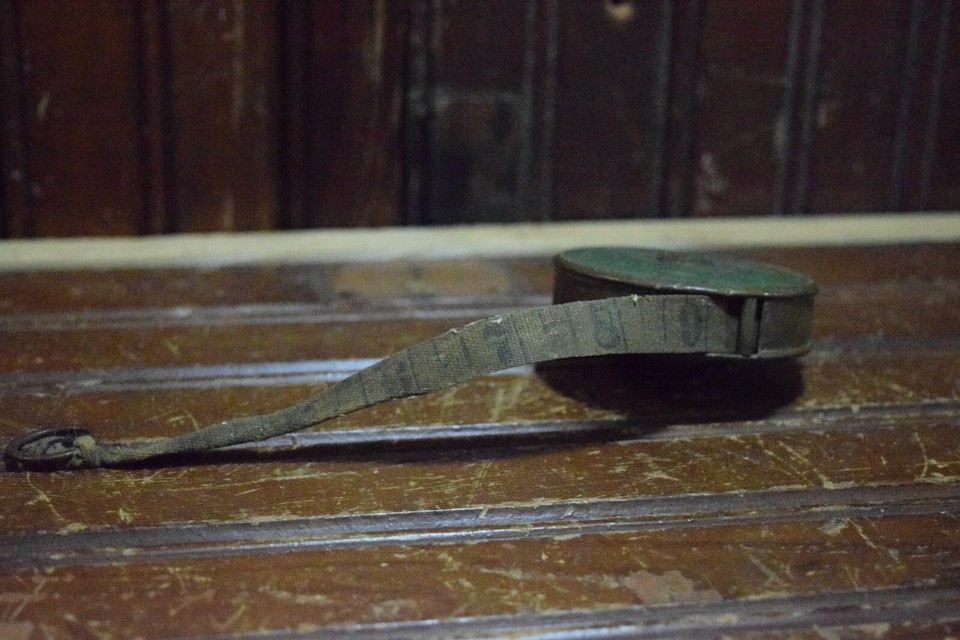 1930s VINTAGE HAND TOOL 25' CLOTH MEASURING TAPE COPPER STEEL HOUSING