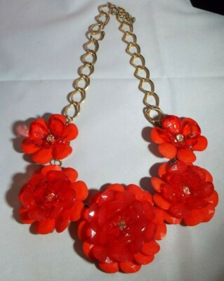VINTAGE BOLD RED ACRYLIC FLOWER BIB NECKLACE. MULTI-DIMENSIONAL W/ RHINESTONES