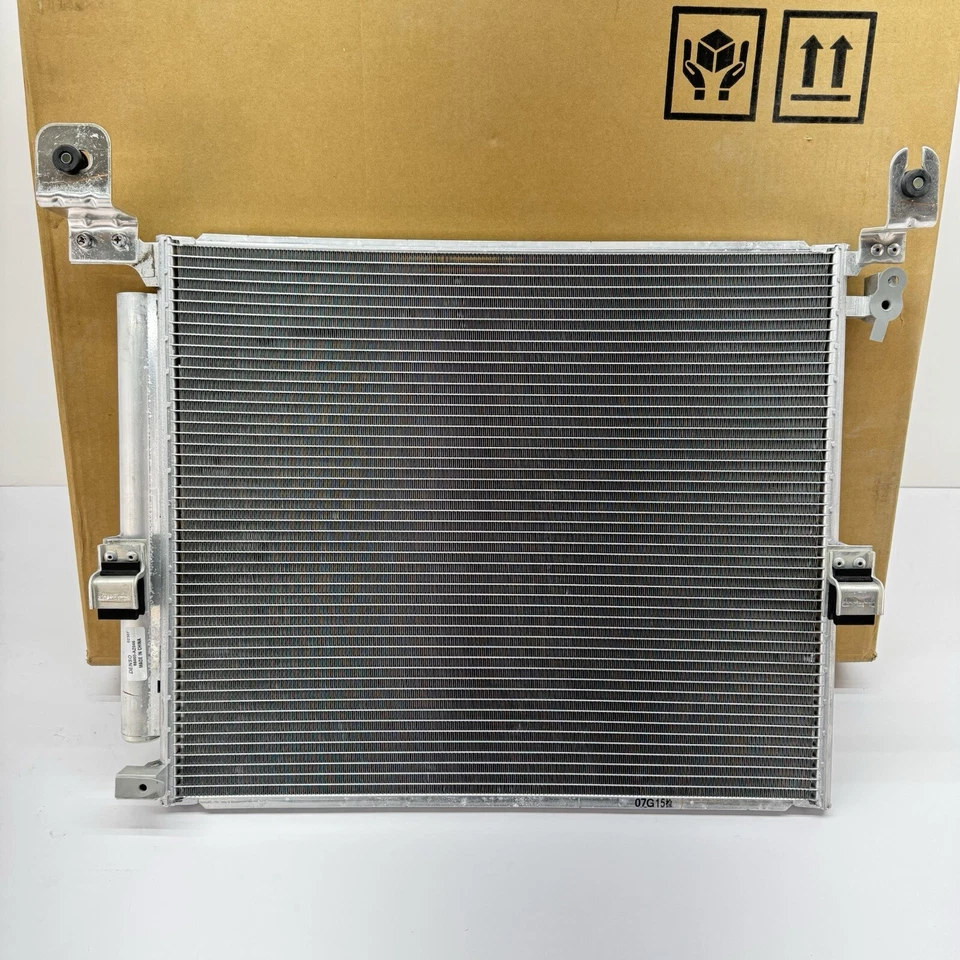 Conjunto de condensador Toyota Tacoma 2013-2015 88460-AZ046 OEM NUEVO Foto 3 de 4