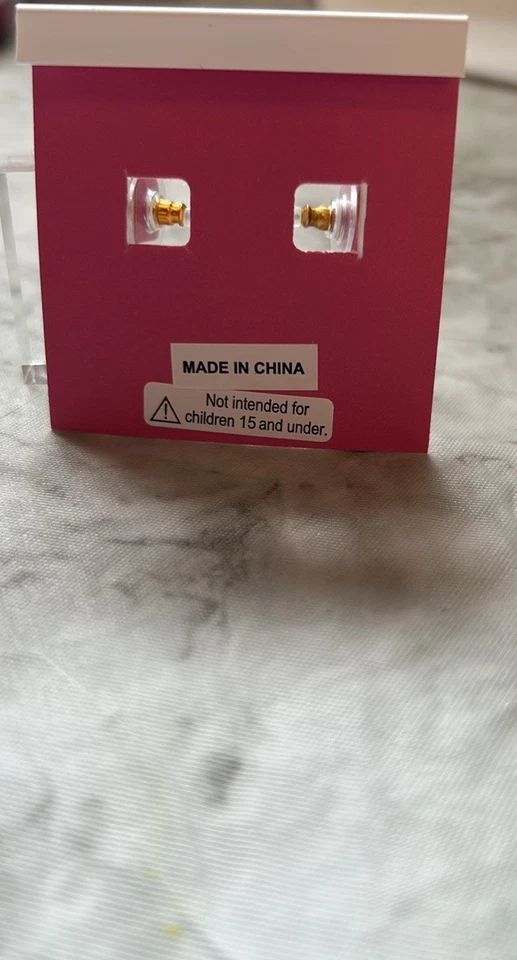 Pendientes Betsey Johnson con dijes de fresa roja y dorada aros Huggie blancos Foto 3 de 4