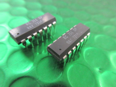 5 x RC711DP, VINTAGE RAYTHEON IC MADE IN 1972, Komparator, Verstärker SAMMLERSTÜCK