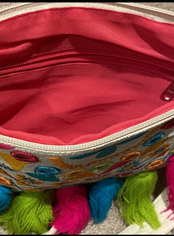 Bolso Bandolera MAGID Blanco y Fucsia Bordado Borla Foto 4 de 4