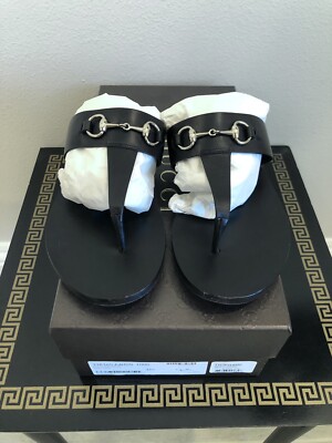 サンダル・ミュール GUCCI HORSEBIT THONG SANDALS IN LAMINATED LEATHER Women's thong sandal with Horsebit in black rubber | GUCCI® US