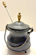 Antica pentola a calderone in ghisa con coperchio e bacchetta pomice