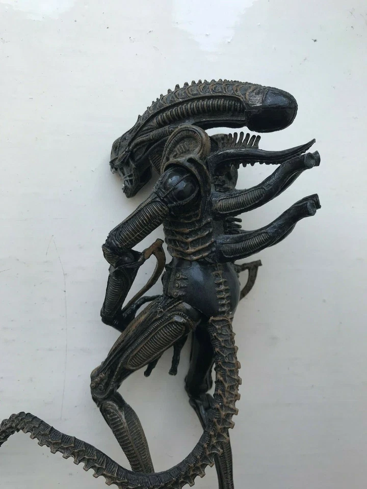 NECA ALIENS SERIES 1 BROWN XENOMORPH WARRIOR ACTION FIGURE ALIEN VS PREDATOR - Image 3 of 4