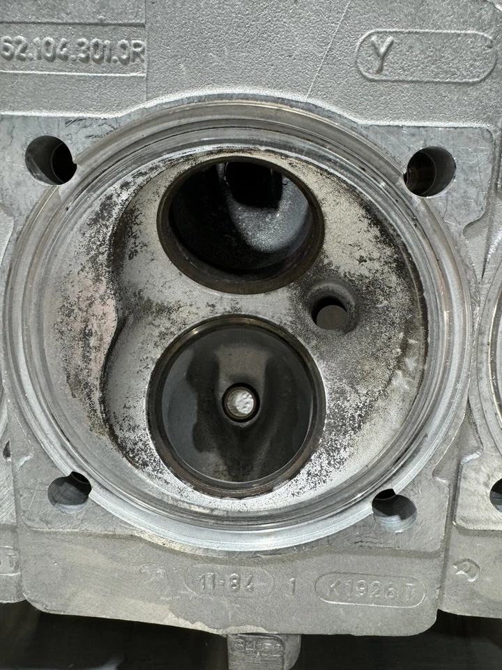 Cabezales de calabaza refrigerados por aire de fábrica Porsche IMSA/Andial 962 Foto 4 de 4