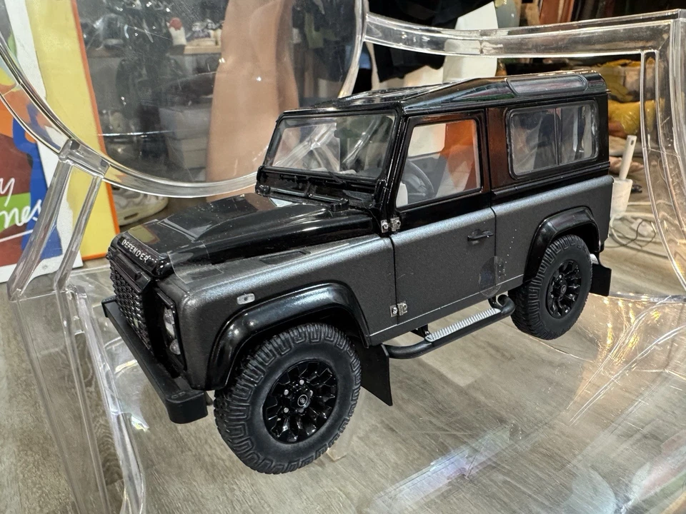 LAND ROVER DEFENDER 90 Autobiografía 1/18 Kyosho  Foto 4 de 4