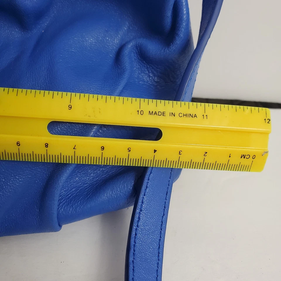 Bolsa tiracolo Halston Heritage Elsa safira franzida couro azul cobalto - Imagem 4 de 4