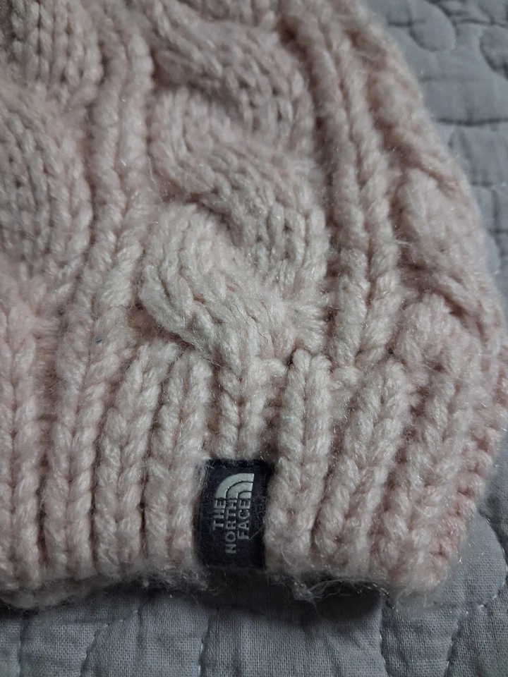 Chapéu de malha The North Face juvenil tamanho pequeno rosa cinza pom pom - Imagem 2 de 4