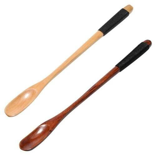 Utensili neri in legno per la cottura