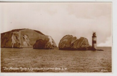THE NEEDLES, ISLE OF WIGHT - MEERBLICK AUF FELSEN & LEUCHTTURM S/W POSTKARTE  