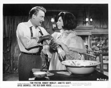 Fenella Fielding sosteniendo el brazo de Tom Postons en The Old Dark House 1963 foto antigua