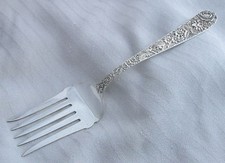 Antiguo tenedor para servir buffet grande S Kirk&Son de plata esterlina repousse X