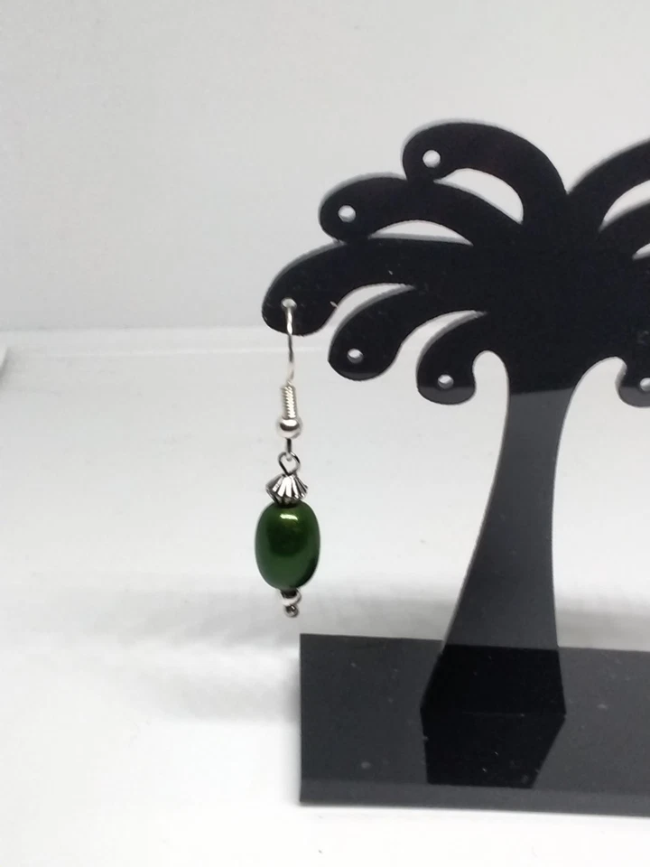 Pendientes de cuentas milagrosas verdes inusuales con detalles de plata Foto 4 de 4
