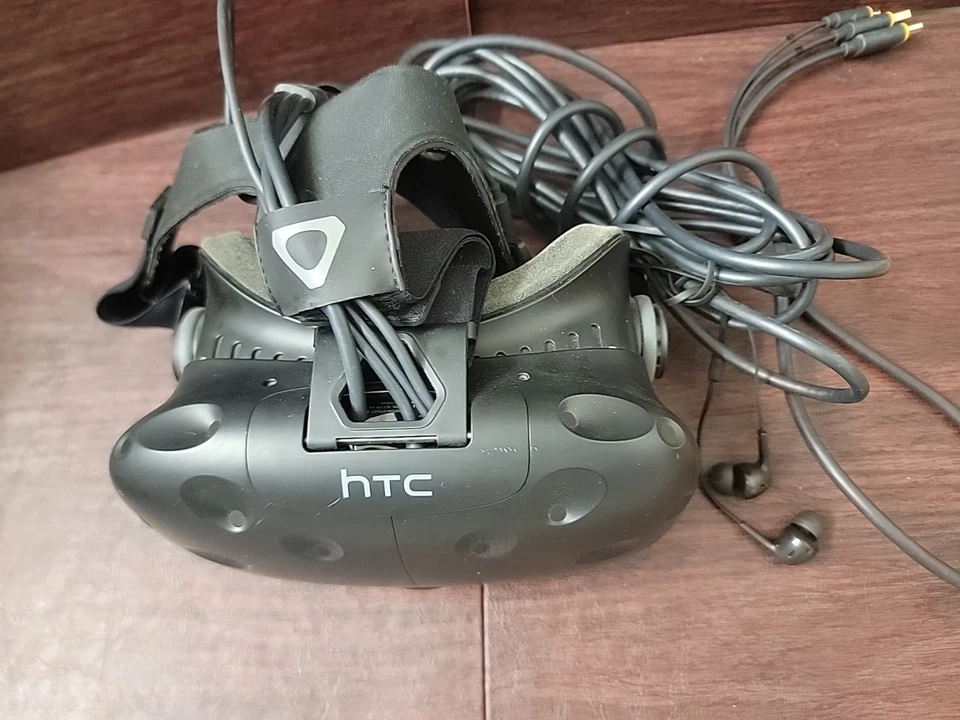 HTC Vive NO CONTROLLERS - Image 2 of 4