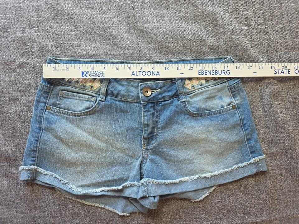 LEI Ashley Low Rise Shorts Womens Juniors Size 9 Blue Patch work Stretch Raw Hem - Image 4 of 4