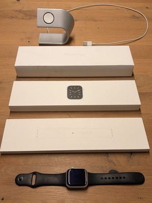 Apple Watch Series 6 40mm Aluminiumgehäuse mit Sportarmband - Silber/Schwarz