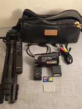 Sony Handycam HDR-CX550V HD Camcorder Bundle   64GB  VCT-60AV Remote Tripod Kit