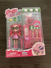 Pretty Sweets Chloe Cupcake Doll Set &ndash; Vending Machine & Cupcake Tools