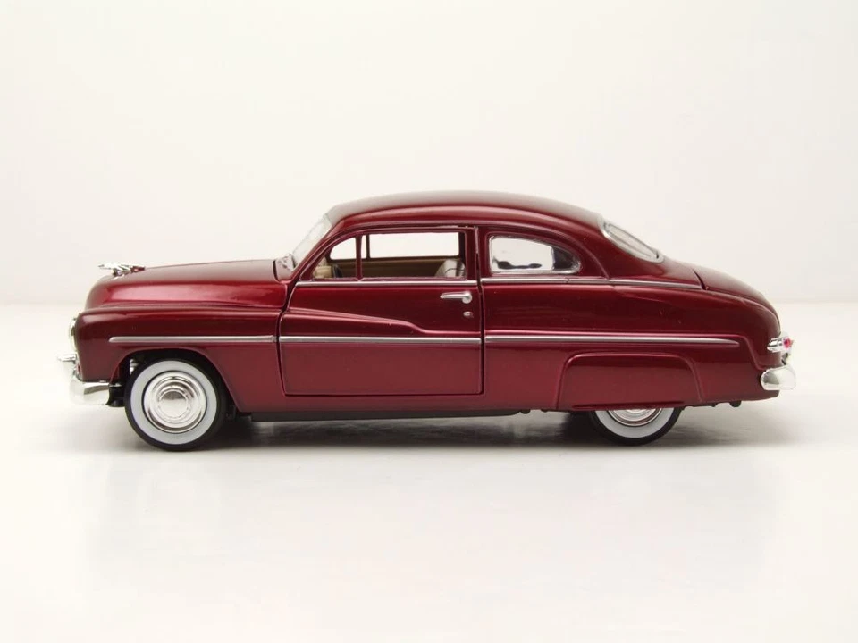 Mercury Coupè 1949 Rosso Metallico Modellino Auto 1:24 MotorMax - Immagine 3 di 4