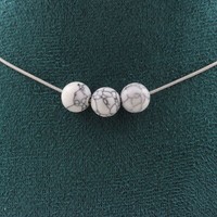 Steine Und Mineralien. Halskette 3 Perlen Howlite 8 Mm. Kette Aus Edelstahl