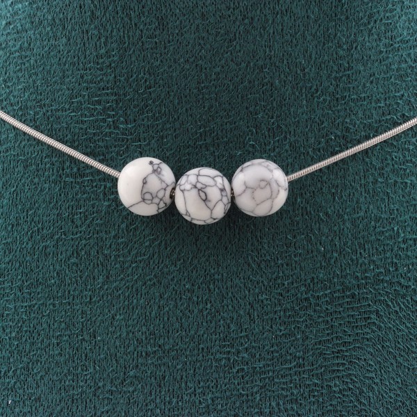 Steine Und Mineralien. Halskette 3 Perlen Howlite 8 Mm. Kette Aus Edelstahl-image