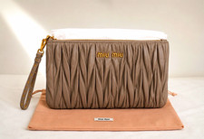 Miu Miu Matelassé Leder Clutch Greige Reißv...