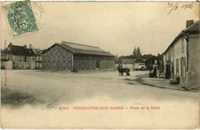 Old postcard Vendeuvre-sur-BARSE - Place de la Halle (72041)