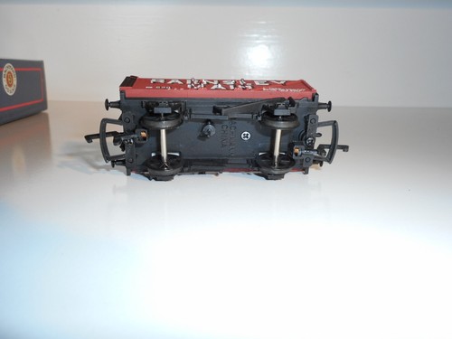 Bachmann 33-101A, 7 Plank Barnsley Main. Very good condition. OO Scale. Boxed - Picture 9 of 11
